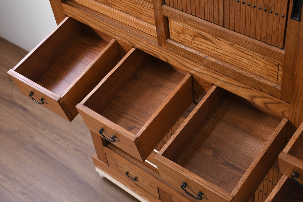 中古　美しい杢目と品のある佇まいが魅力の重ね水屋箪笥(収納箪笥、戸棚、収納棚、食器棚、バラ売り可能)(R-081120)