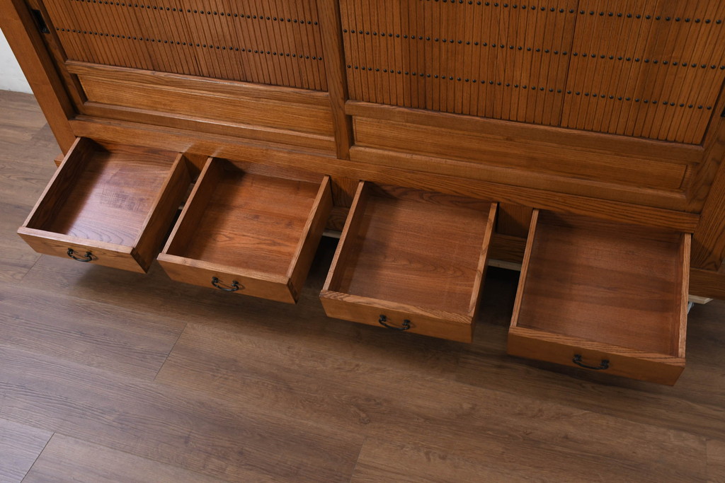 中古　美しい杢目と品のある佇まいが魅力の重ね水屋箪笥(収納箪笥、戸棚、収納棚、食器棚、バラ売り可能)(R-081120)