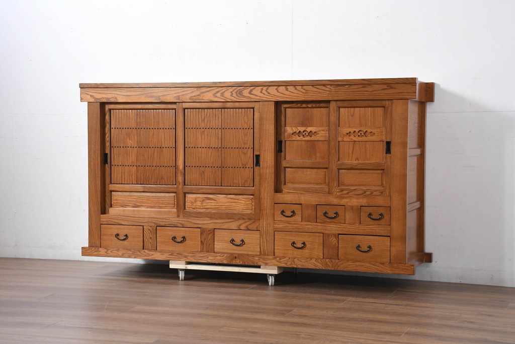中古　美しい木目と品のある佇まいが魅力の水屋箪笥サイドボード(収納箪笥、戸棚、収納棚、食器棚)(R-081121)