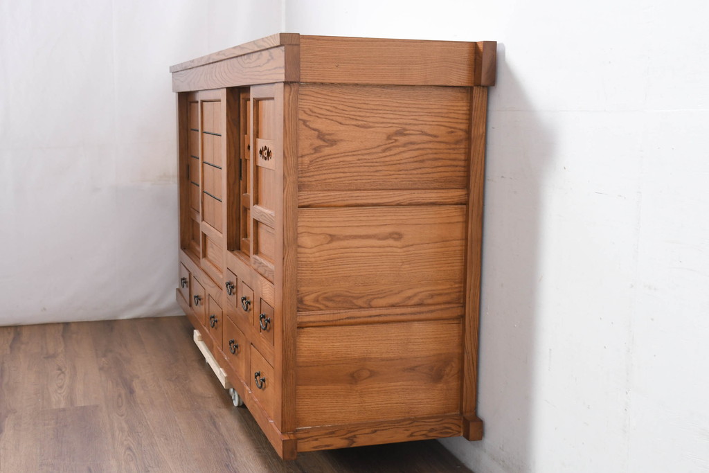 中古　美しい木目と品のある佇まいが魅力の水屋箪笥サイドボード(収納箪笥、戸棚、収納棚、食器棚)(R-081121)