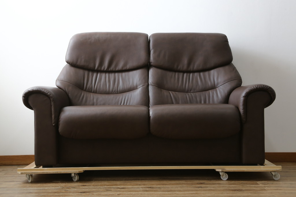 中古　美品　EKORNES(エコーネス)社　Stressless(ストレスレス)　リバティ ハイバック　クラシカルな佇まいの2人掛けソファ(ラブシート、二人掛け、2P、ラブソファ、2シーター)(定価約60万円)(R-081429)