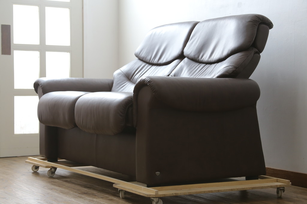 中古　美品　EKORNES(エコーネス)社　Stressless(ストレスレス)　リバティ ハイバック　クラシカルな佇まいの2人掛けソファ(ラブシート、二人掛け、2P、ラブソファ、2シーター)(定価約60万円)(R-081429)