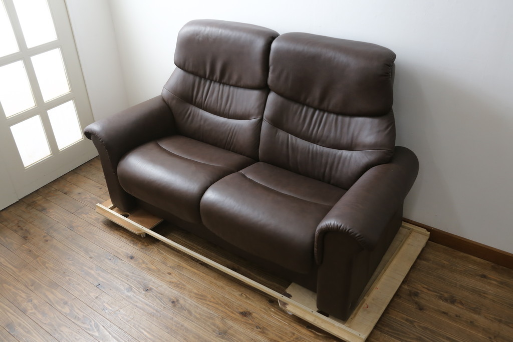 中古　美品　EKORNES(エコーネス)社　Stressless(ストレスレス)　リバティ ハイバック　クラシカルな佇まいの2人掛けソファ(ラブシート、二人掛け、2P、ラブソファ、2シーター)(定価約60万円)(R-081429)