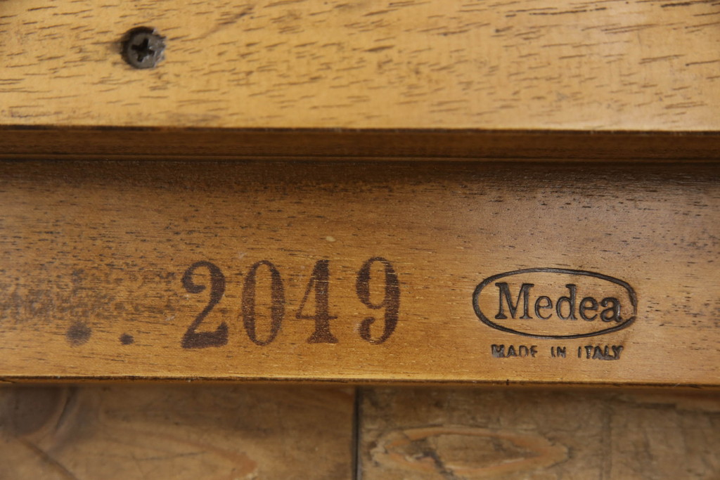 中古　美品　イタリア製　IDC大塚家具取り扱い　メデア(Medea)　ART2049　優美な佇まいが魅力的!!ラタンのヘッド&フッドボードが涼し気な印象のベッドフレーム(セミダブル、すのこ付き)(定価約106万円)(R-066991)