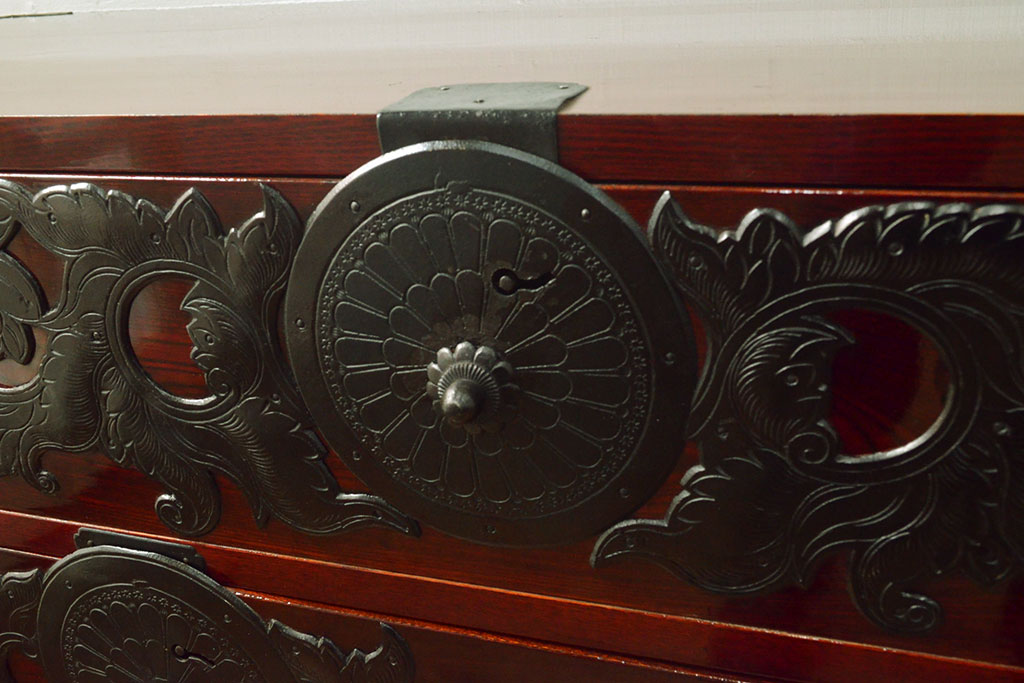 和製アンティーク　美品　漆が綺麗な前面ケヤキ材の仙台箪笥(和箪笥、チェスト、タンス、引き出し)(R-051817)