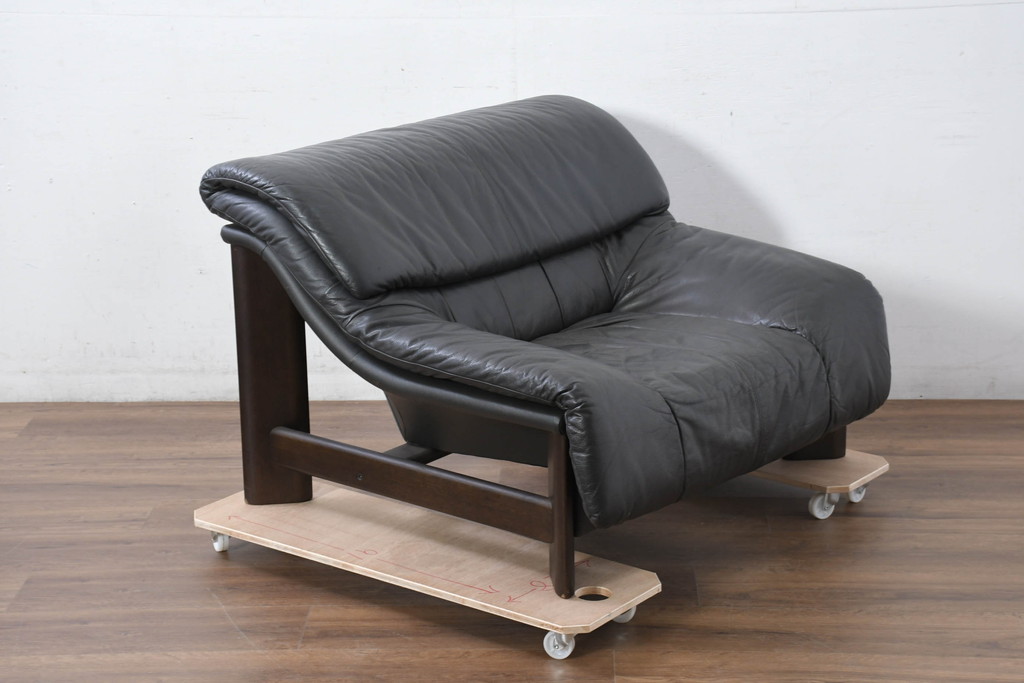 中古　美品　国産職人手作り　アサヒ木工　本革(一部合皮)　安らぎの空間を演出する1人掛けソファ(アームチェア、1Pソファ、一人掛け、レザー)(定価約13万円)(R-082109)