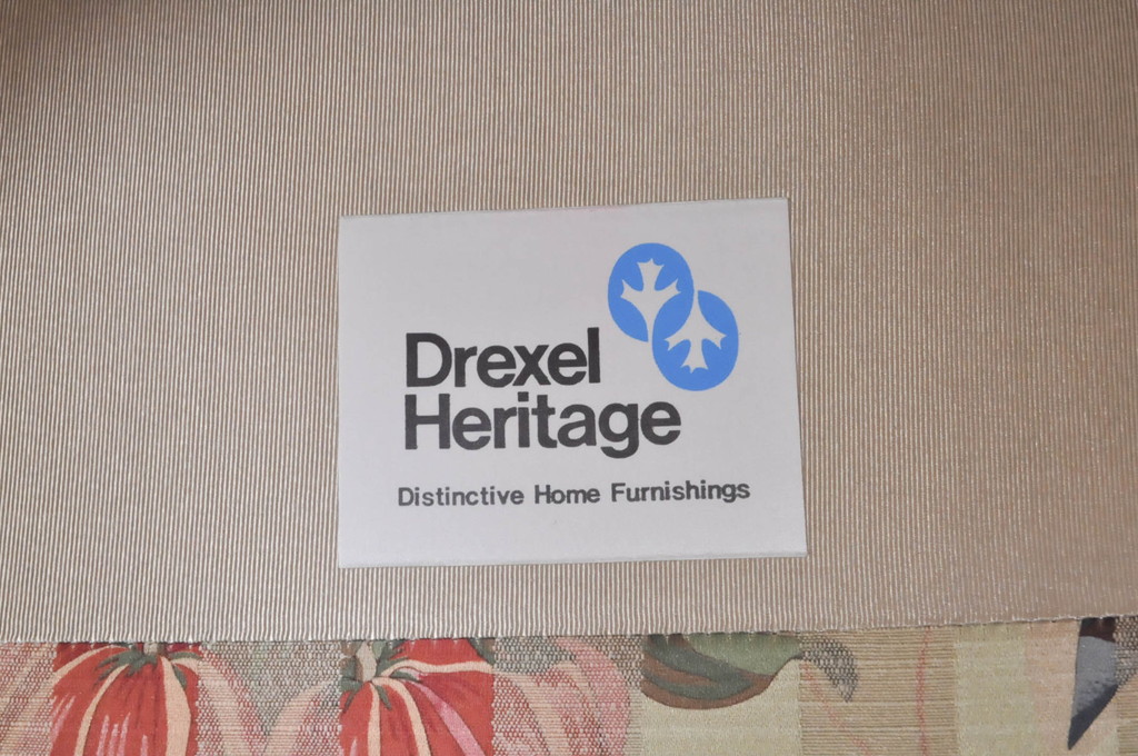 中古　美品!!　DREXEL HERITAGE(ドレクセルヘリテイジ)　クラシカルな佇まいの1人掛けソファ+オットマンのセット(一人掛け、1P、アームソファ、アームチェア、フットスツール)(R-066820)