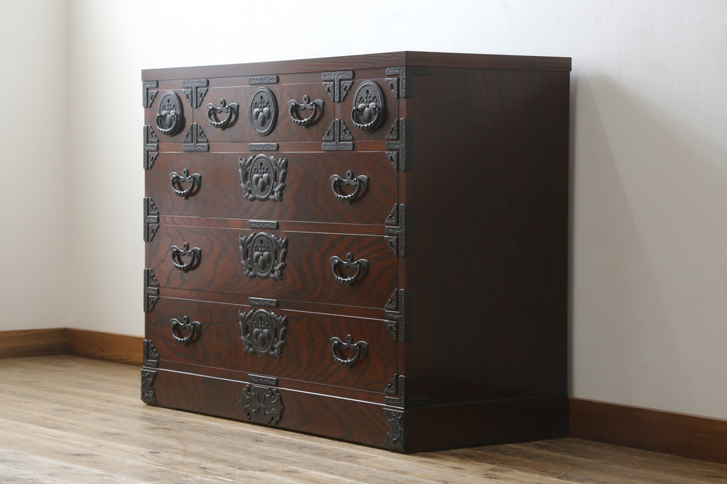 中古　美品　岩谷堂箪笥　漆塗り　力強い杢目と存在感のある金具が魅力的な衣装箪笥(和たんす、整理タンス、収納箪笥、引き出し、サイドチェスト)(R-079970)