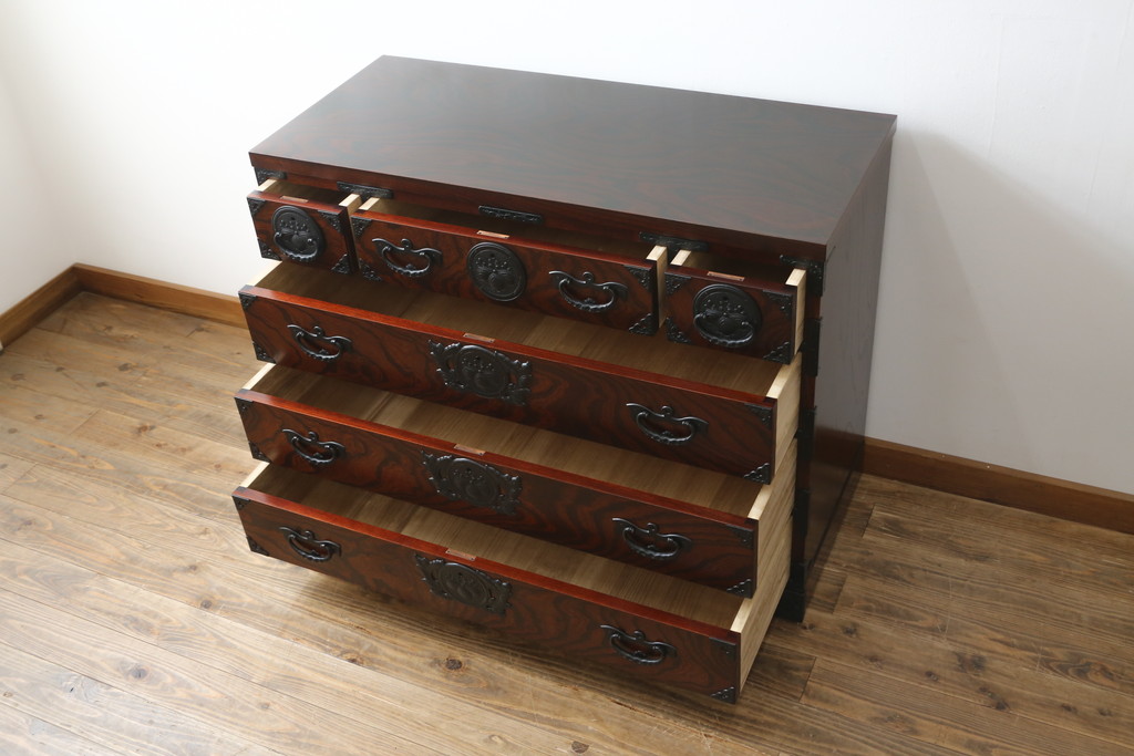 中古　美品　岩谷堂箪笥　漆塗り　力強い杢目と存在感のある金具が魅力的な衣装箪笥(和たんす、整理タンス、収納箪笥、引き出し、サイドチェスト)(R-079970)