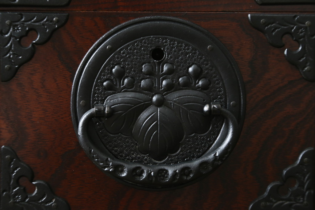 中古　美品　岩谷堂箪笥　漆塗り　力強い杢目と存在感のある金具が魅力的な衣装箪笥(和たんす、整理タンス、収納箪笥、引き出し、サイドチェスト)(R-079970)
