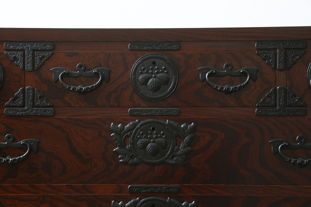 中古　美品　岩谷堂箪笥　漆塗り　力強い杢目と存在感のある金具が魅力的な衣装箪笥(和たんす、整理タンス、収納箪笥、引き出し、サイドチェスト)(R-079970)