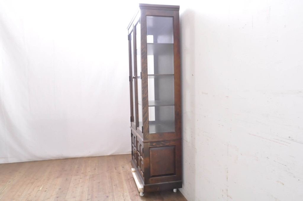 中古　希少な廃盤品!!　北海道民芸家具　OM158　落ち着きのある上品な空間づくりにおすすめな三面ガラスのキャビネット(ガラスケース、ショーケース、収納棚、戸棚、飾り棚、陳列棚、店舗什器)(R-067656)