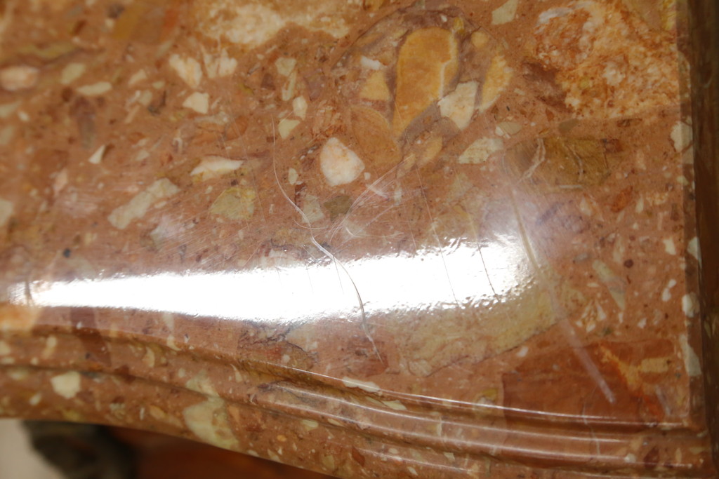 中古　イタリア製　天板大理石　真鍮金具付き　上品な佇まいとパーケットリーのデザインが魅力的なサイドチェスト(コモード、サイドテーブル、引き出し)(R-072643)