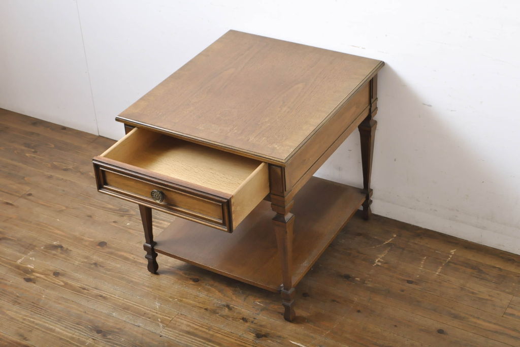 中古　DREXEL HERITAGE JAPAN(ドレクセルヘリテイジジャパン)　594-324　クラシカルなデザインが美しいエンドテーブル(ナイトテーブル、サイドテーブル、サイドチェスト)(R-061449)