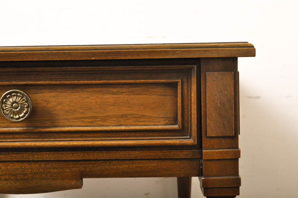 中古　DREXEL HERITAGE JAPAN(ドレクセルヘリテイジジャパン)　594-324　クラシカルなデザインが美しいエンドテーブル(ナイトテーブル、サイドテーブル、サイドチェスト)(R-061449)