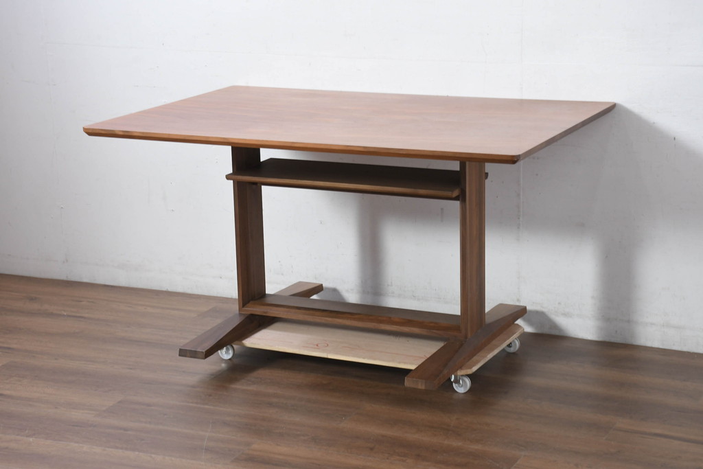 中古　カリモク家具(karimoku)　スタンダードモダンシリーズ　ウォールナット材　天板下に収納スペースがある食堂テーブル(ダイニングテーブル、食卓、4人掛け、6人掛け、作業台)(定価約22万円)(R-081173)