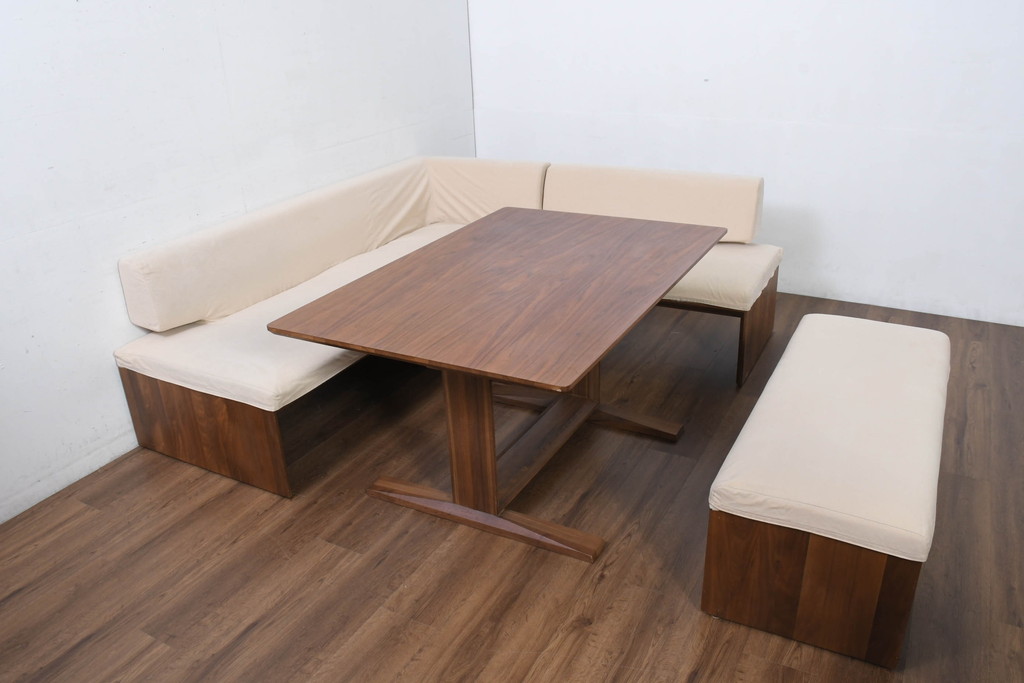 中古　カリモク家具(karimoku)　スタンダードモダンシリーズ　ウォールナット材　天板下に収納スペースがある食堂テーブル(ダイニングテーブル、食卓、4人掛け、6人掛け、作業台)(定価約22万円)(R-081173)