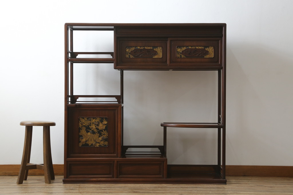 中古　美品　在銘有り　作家物　蒔絵入り　松竹梅・貝柄　総紫檀材(シタン)　丁寧な作り込みの指物が上質な雰囲気を醸し出す高級飾り棚(違い棚、茶棚、戸棚)(R-055430)