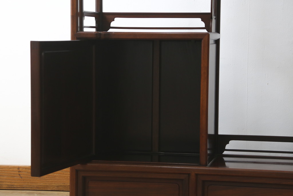 中古　美品　在銘有り　作家物　蒔絵入り　松竹梅・貝柄　総紫檀材(シタン)　丁寧な作り込みの指物が上質な雰囲気を醸し出す高級飾り棚(違い棚、茶棚、戸棚)(R-055430)