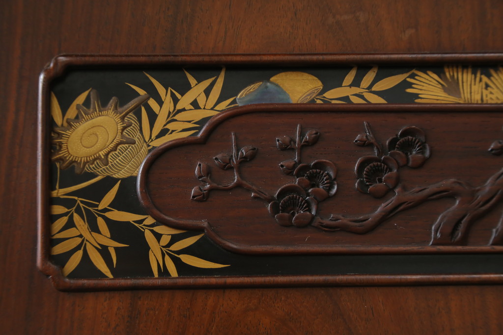 中古　美品　在銘有り　作家物　蒔絵入り　松竹梅・貝柄　総紫檀材(シタン)　丁寧な作り込みの指物が上質な雰囲気を醸し出す高級飾り棚(違い棚、茶棚、戸棚)(R-055430)