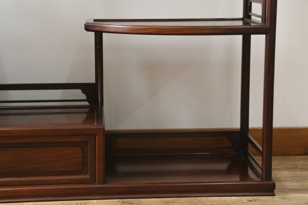中古　美品　在銘有り　作家物　蒔絵入り　松竹梅・貝柄　総紫檀材(シタン)　丁寧な作り込みの指物が上質な雰囲気を醸し出す高級飾り棚(違い棚、茶棚、戸棚)(R-055430)