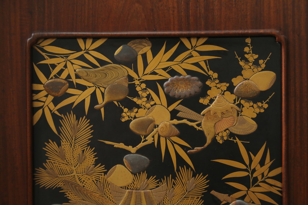 中古　美品　在銘有り　作家物　蒔絵入り　松竹梅・貝柄　総紫檀材(シタン)　丁寧な作り込みの指物が上質な雰囲気を醸し出す高級飾り棚(違い棚、茶棚、戸棚)(R-055430)