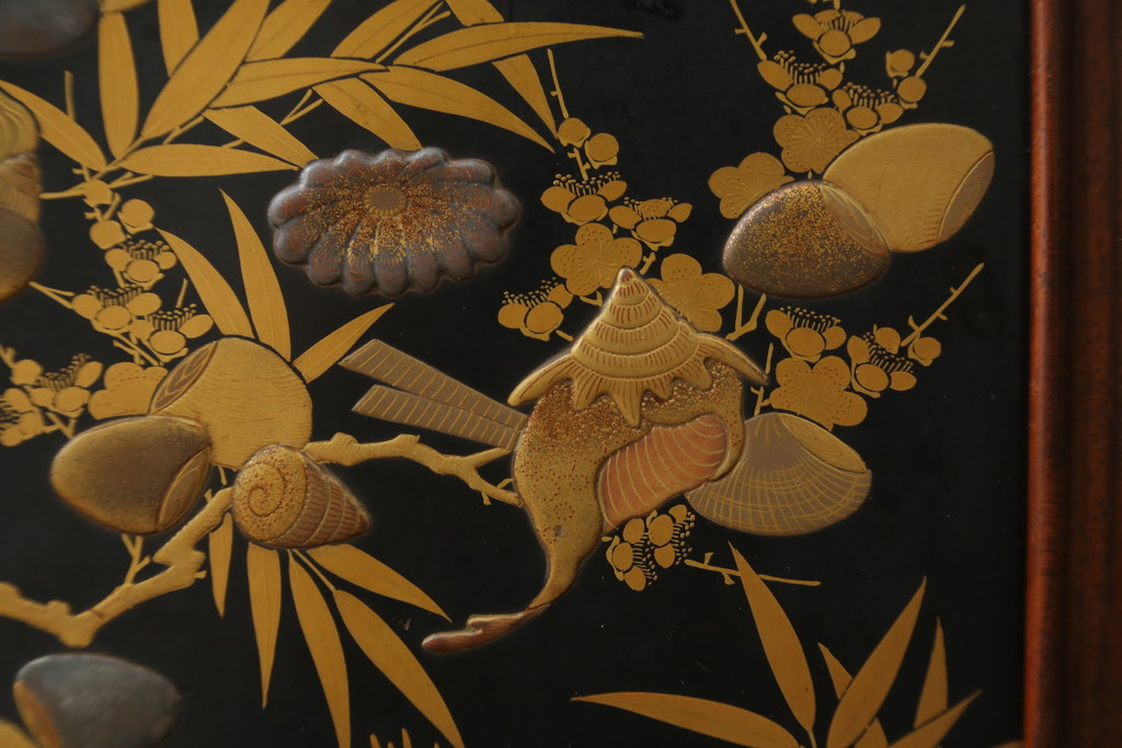 中古　美品　在銘有り　作家物　蒔絵入り　松竹梅・貝柄　総紫檀材(シタン)　丁寧な作り込みの指物が上質な雰囲気を醸し出す高級飾り棚(違い棚、茶棚、戸棚)(R-055430)