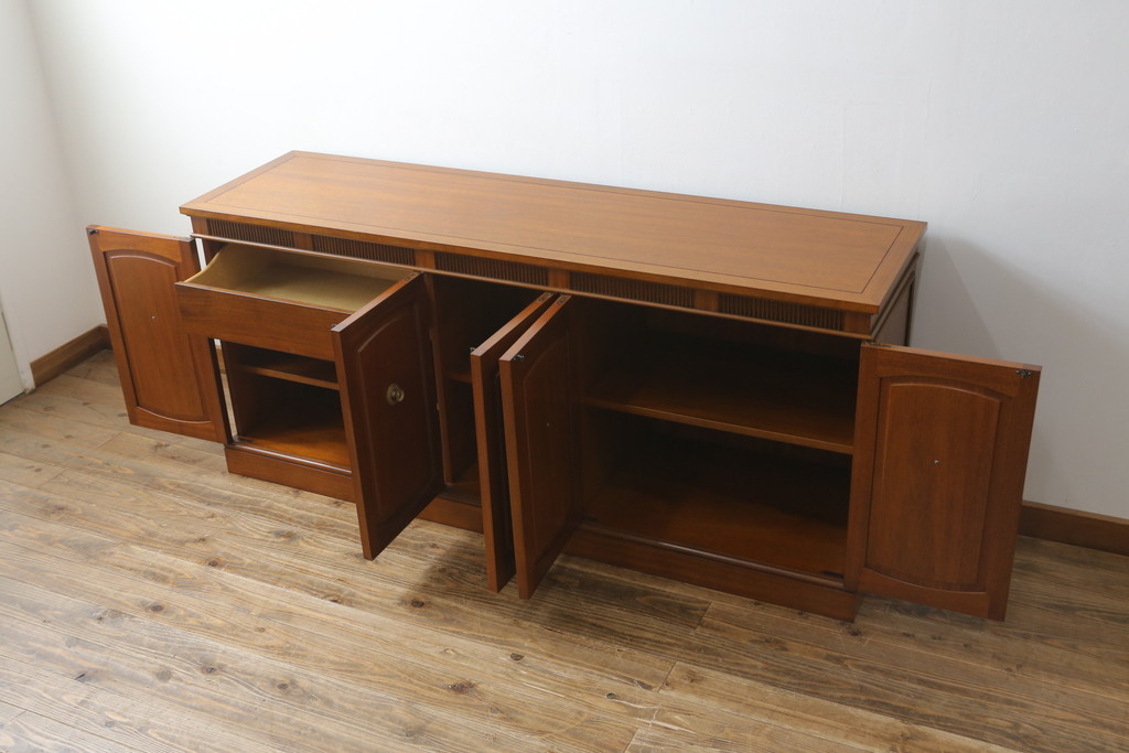 中古　DREXEL HERITAGE(ドレクセルヘリテイジ)　Triune(トライユン)　優雅な佇まいが魅力のクリデンザキャビネット(クレデンザ、サイドボード、リビングボード、収納棚、戸棚)(定価約66万円)(R-076402)