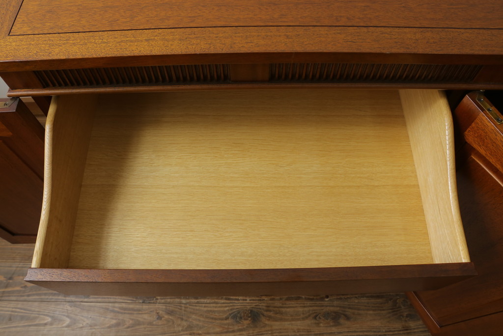 中古　DREXEL HERITAGE(ドレクセルヘリテイジ)　Triune(トライユン)　優雅な佇まいが魅力のクリデンザキャビネット(クレデンザ、サイドボード、リビングボード、収納棚、戸棚)(定価約66万円)(R-076402)