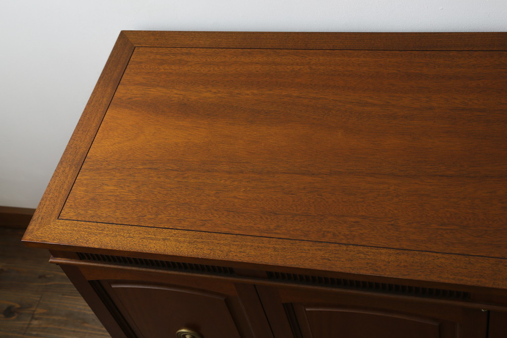 中古　DREXEL HERITAGE(ドレクセルヘリテイジ)　Triune(トライユン)　優雅な佇まいが魅力のクリデンザキャビネット(クレデンザ、サイドボード、リビングボード、収納棚、戸棚)(定価約66万円)(R-076402)