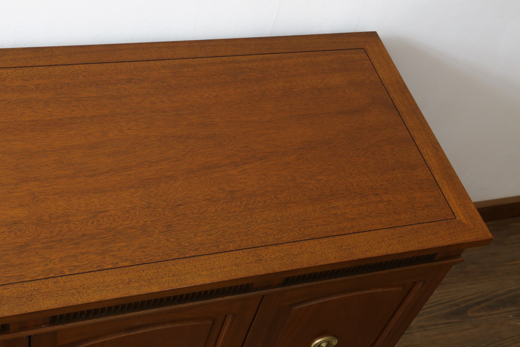 中古　DREXEL HERITAGE(ドレクセルヘリテイジ)　Triune(トライユン)　優雅な佇まいが魅力のクリデンザキャビネット(クレデンザ、サイドボード、リビングボード、収納棚、戸棚)(定価約66万円)(R-076402)