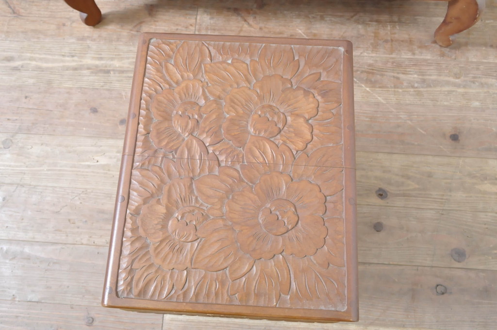 中古　美品!!　伝統工芸　日光彫り　4種の花の意匠が目を惹く小引き出し(小物収納、卓上収納)(R-067669)