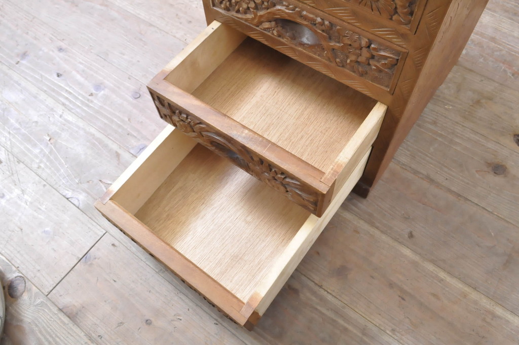 中古　美品!!　伝統工芸　日光彫り　4種の花の意匠が目を惹く小引き出し(小物収納、卓上収納)(R-067669)