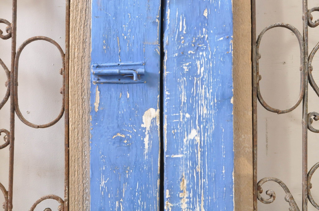 海外アンティーク　ペイント仕上げ限定　可憐なデザインのアイアンフェンス入りの両開きドア1対2枚セット(建具、木製扉)(R-068515)