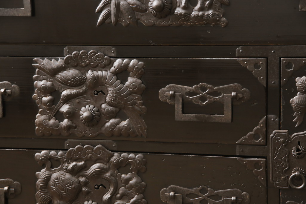 和製アンティーク　立派な打ち出し金具!格式高い和の空間にぴったりな庄内箪笥ローボード(ローチェスト、時代箪笥、和たんす)(R-056803)