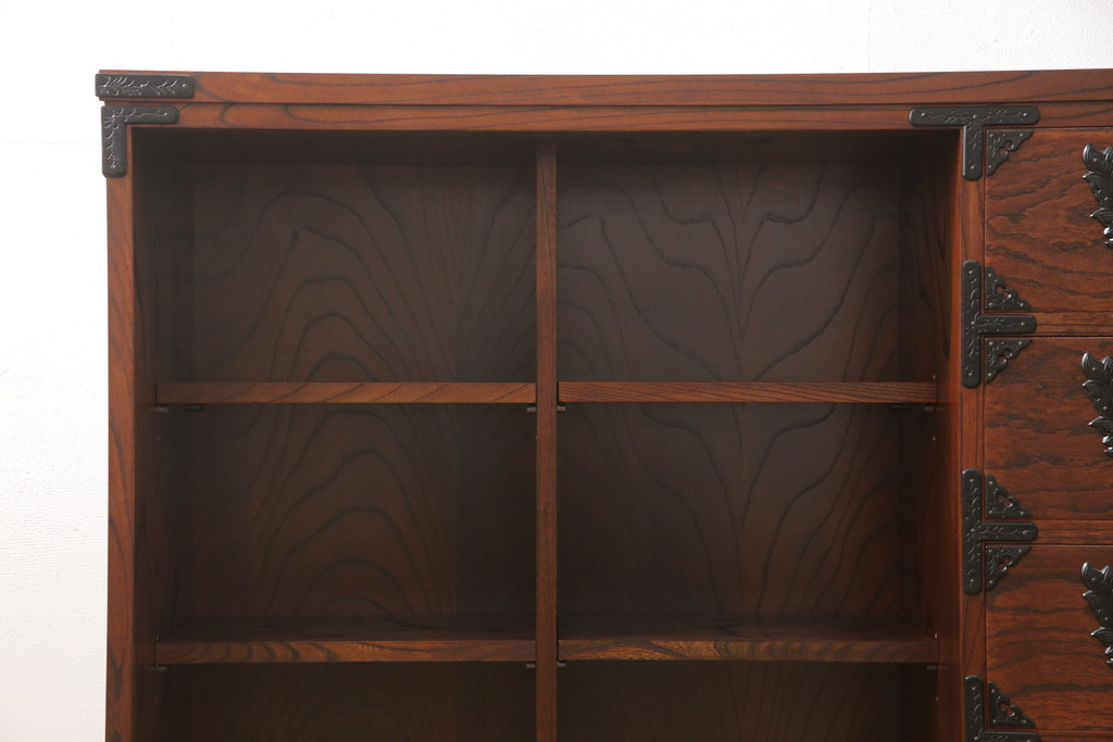 中古　美品　岩谷堂箪笥　力強い木目と重厚な金具が目を引くサイドボード(戸棚、収納棚、キャビネット)(R-057120)