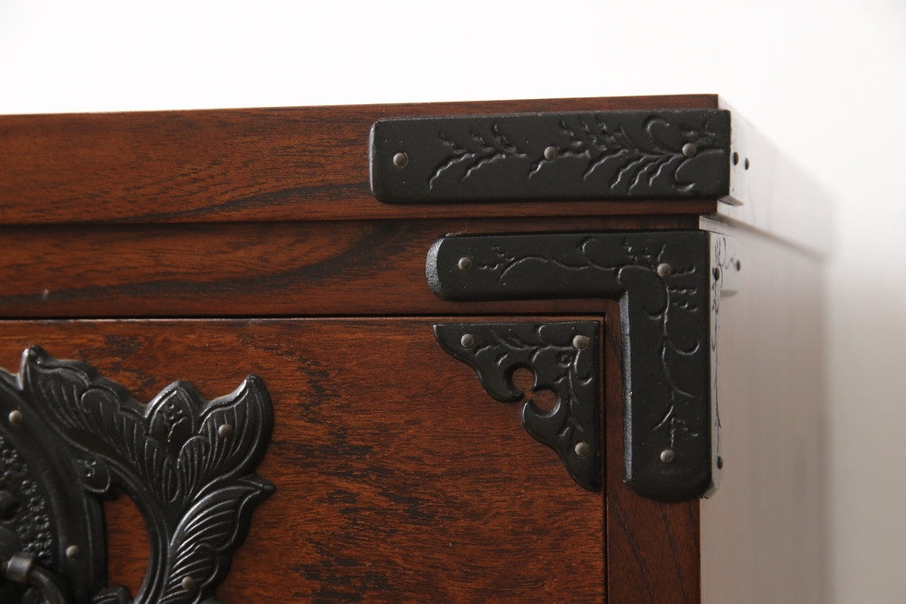 中古　美品　岩谷堂箪笥　力強い木目と重厚な金具が目を引くサイドボード(戸棚、収納棚、キャビネット)(R-057120)
