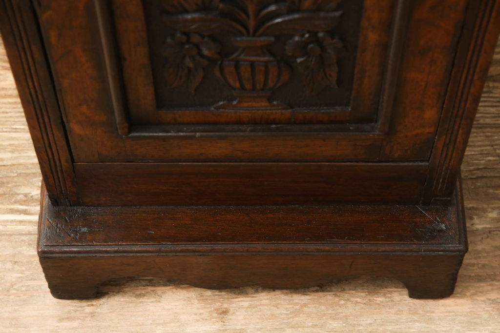イギリスアンティーク　オーク材　花の彫刻が上品なサイドキャビネット(ゴミ箱、コンソールテーブル)(R-059606)