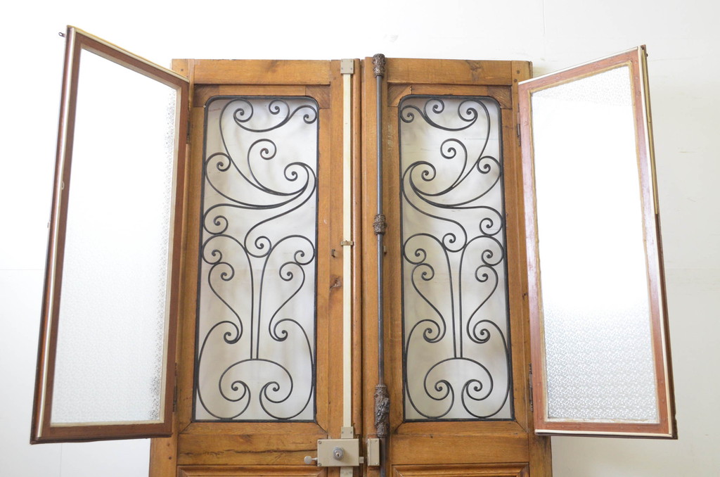 海外アンティーク　オーク材　かわいらしいデザインのアイアンフェンス入り背の高い両開きドア1対2枚セット(建具、木製扉)(R-068468)