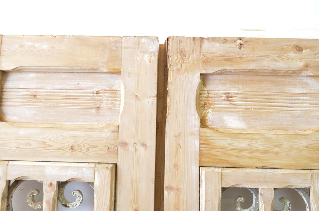 海外アンティーク　ペイント仕上げ限定　パイン材　フレンチの雰囲気漂うアイアンフェンス入り背の高い両開きドア1対2枚セット(建具、木製扉)(R-068233)