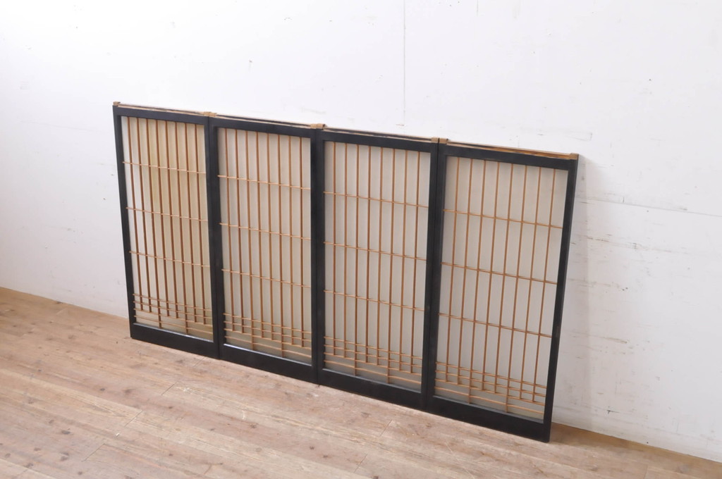 アンティーク建具 黒い框が和モダンな印象を高める板戸4枚セット