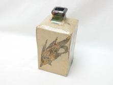 人間国宝　金城次郎　壺屋焼　魚文　花瓶　角瓶(沖縄、琉球陶器、金城一門、魚紋、民芸陶器、花入れ、花器、フラワーベース)(R-062771)