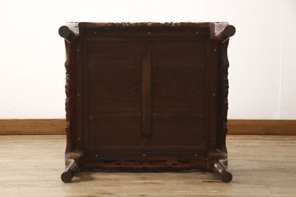 中古　美品　高級唐木家具　カリン材　細やかな彫りの意匠が魅力的なアームチェア(板座チェア、椅子、花梨材)(定価約42万円)(R-051606)