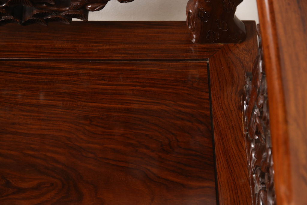 中古　美品　高級唐木家具　カリン材　細やかな彫りの意匠が魅力的なアームチェア(板座チェア、椅子、花梨材)(定価約42万円)(R-051607)