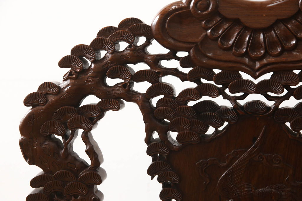中古　美品　高級唐木家具　カリン材　細やかな彫りの意匠が魅力的なアームチェア(板座チェア、椅子、花梨材)(定価約42万円)(R-051607)