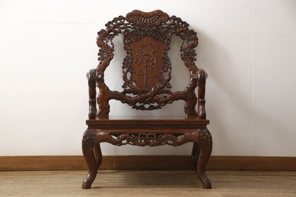中古　美品　高級唐木家具　カリン材　細やかな彫りの意匠が魅力的なアームチェア(板座チェア、椅子、花梨材)(定価約42万円)(R-051609)
