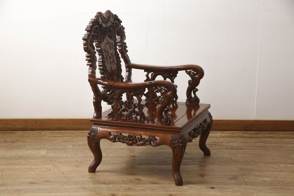 中古　美品　高級唐木家具　カリン材　細やかな彫りの意匠が魅力的なアームチェア(板座チェア、椅子、花梨材)(定価約42万円)(R-051609)