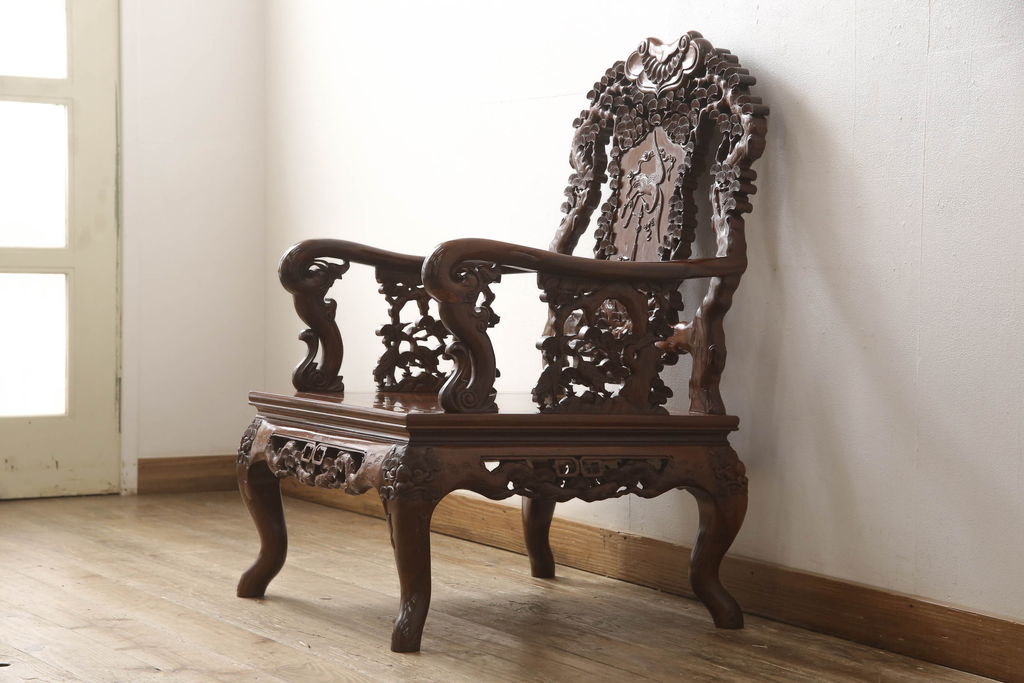 中古　美品　高級唐木家具　カリン材　細やかな彫りの意匠が魅力的なアームチェア(板座チェア、椅子、花梨材)(定価約42万円)(R-051609)