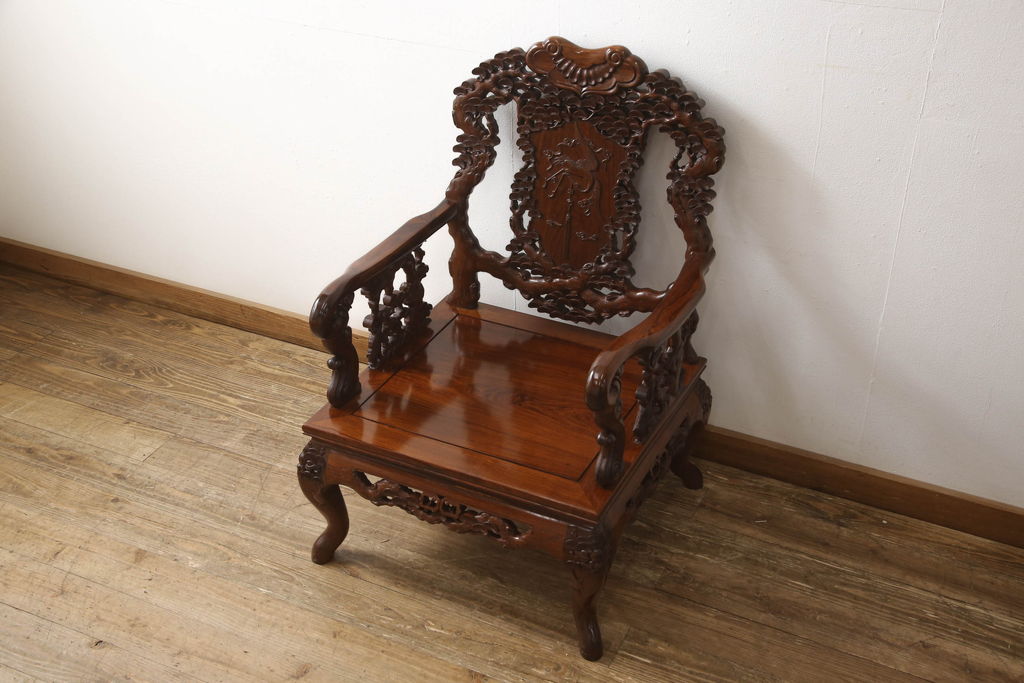 中古　美品　高級唐木家具　カリン材　細やかな彫りの意匠が魅力的なアームチェア(板座チェア、椅子、花梨材)(定価約42万円)(R-051609)