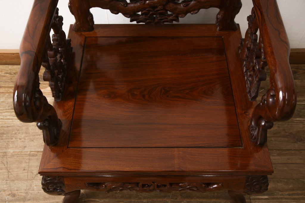 中古　美品　高級唐木家具　カリン材　細やかな彫りの意匠が魅力的なアームチェア(板座チェア、椅子、花梨材)(定価約42万円)(R-051609)